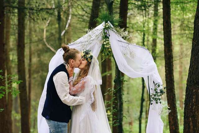 Закохані влаштували весілля посеред лісу: яскраві фото - фото 336804
