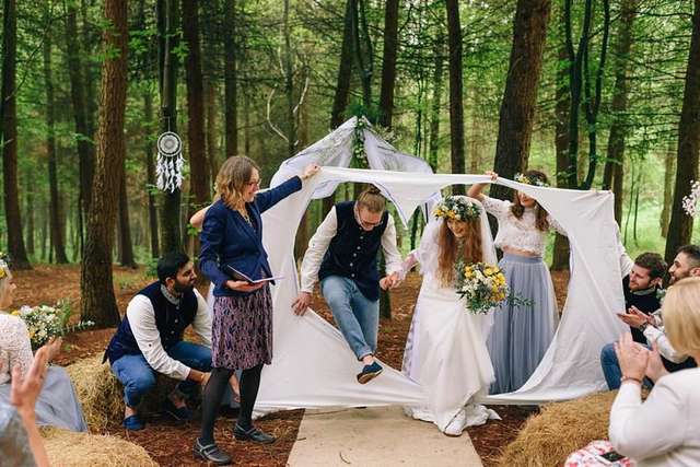 Закохані влаштували весілля посеред лісу: яскраві фото - фото 336807