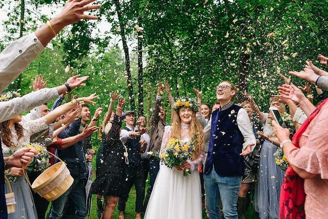 Закохані влаштували весілля посеред лісу: яскраві фото - фото 336810