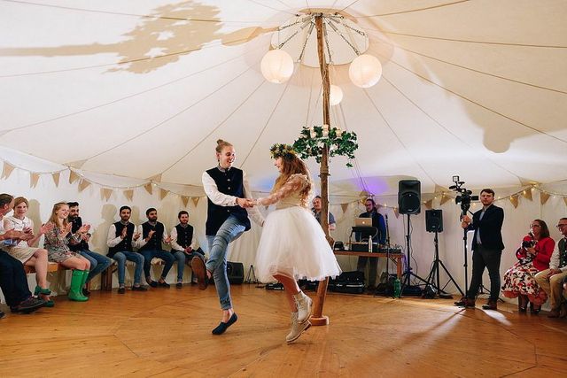 Закохані влаштували весілля посеред лісу: яскраві фото - фото 336814