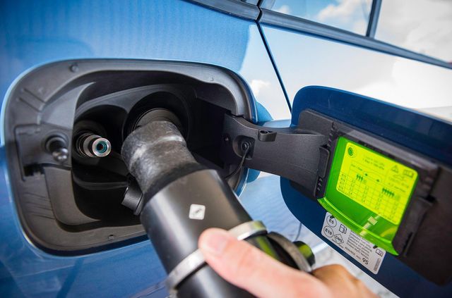 Крім того, є бак для бензину на 9 літрів - фото 336828