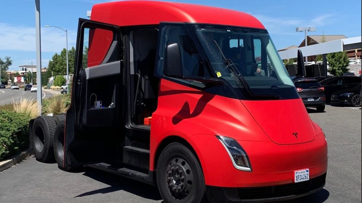 Прототип тягача Tesla Semi вперше потрапив на фото