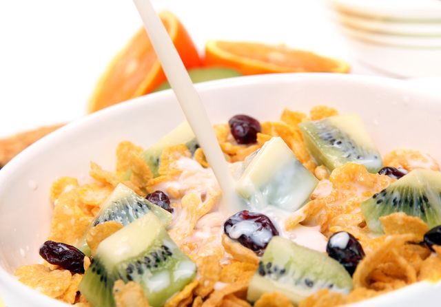 Кукурудзяні пластівці можуть містити багато цукру - фото 336924