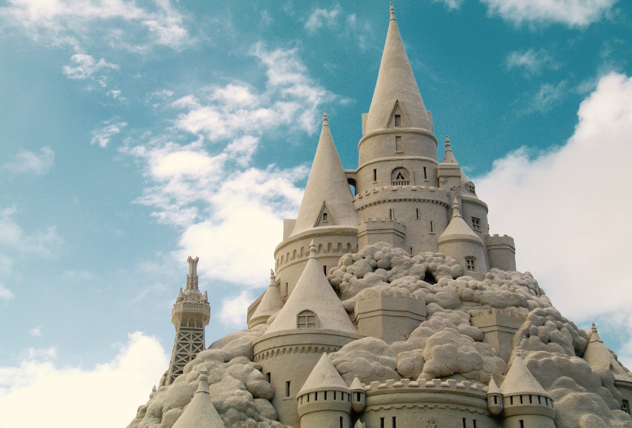 Замок з піску вразить своєю висотою - фото 1