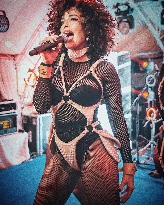 Даша Астаф'єва приголомшила шанувальників БДСМ-костюмом: пікантні фото - фото 337017