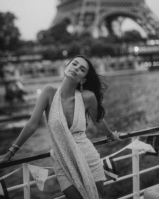 Зваблива Емілі Ратажковскі з глибоким декольте показала фігуру - фото 337118