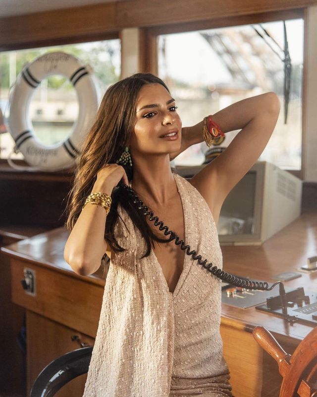 Зваблива Емілі Ратажковскі з глибоким декольте показала фігуру - фото 337119