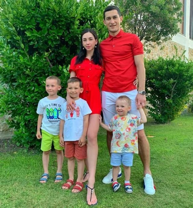 Де та з ким відпочивають зіркові українські футболісти: фото - фото 337213