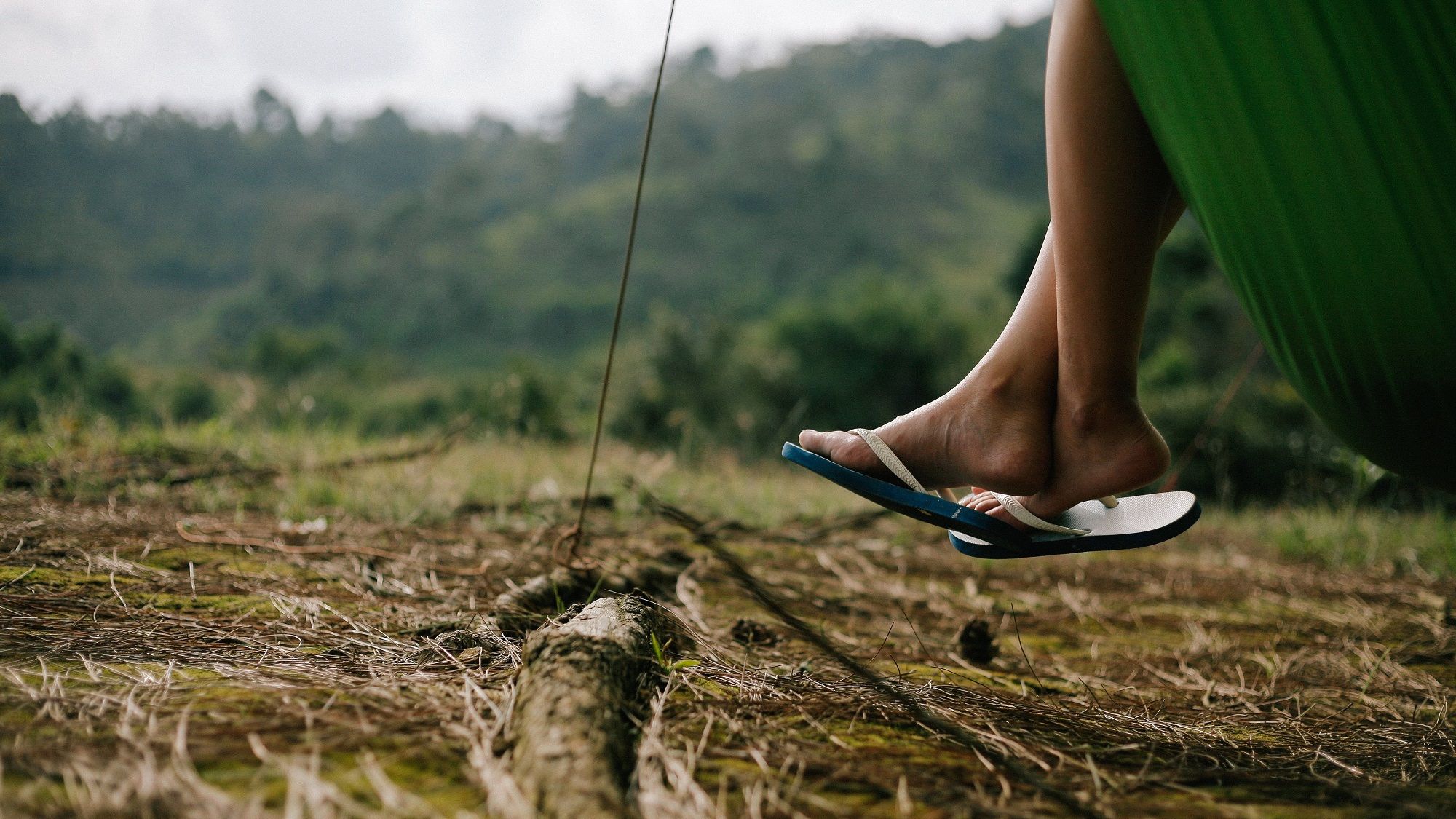 Учені розповіли, чому не варто носити влітку в'єтнамки