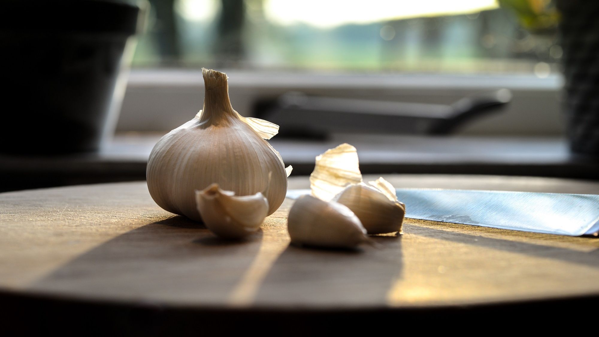 Повар розсекретив спосіб секундної очистки часнику: відео