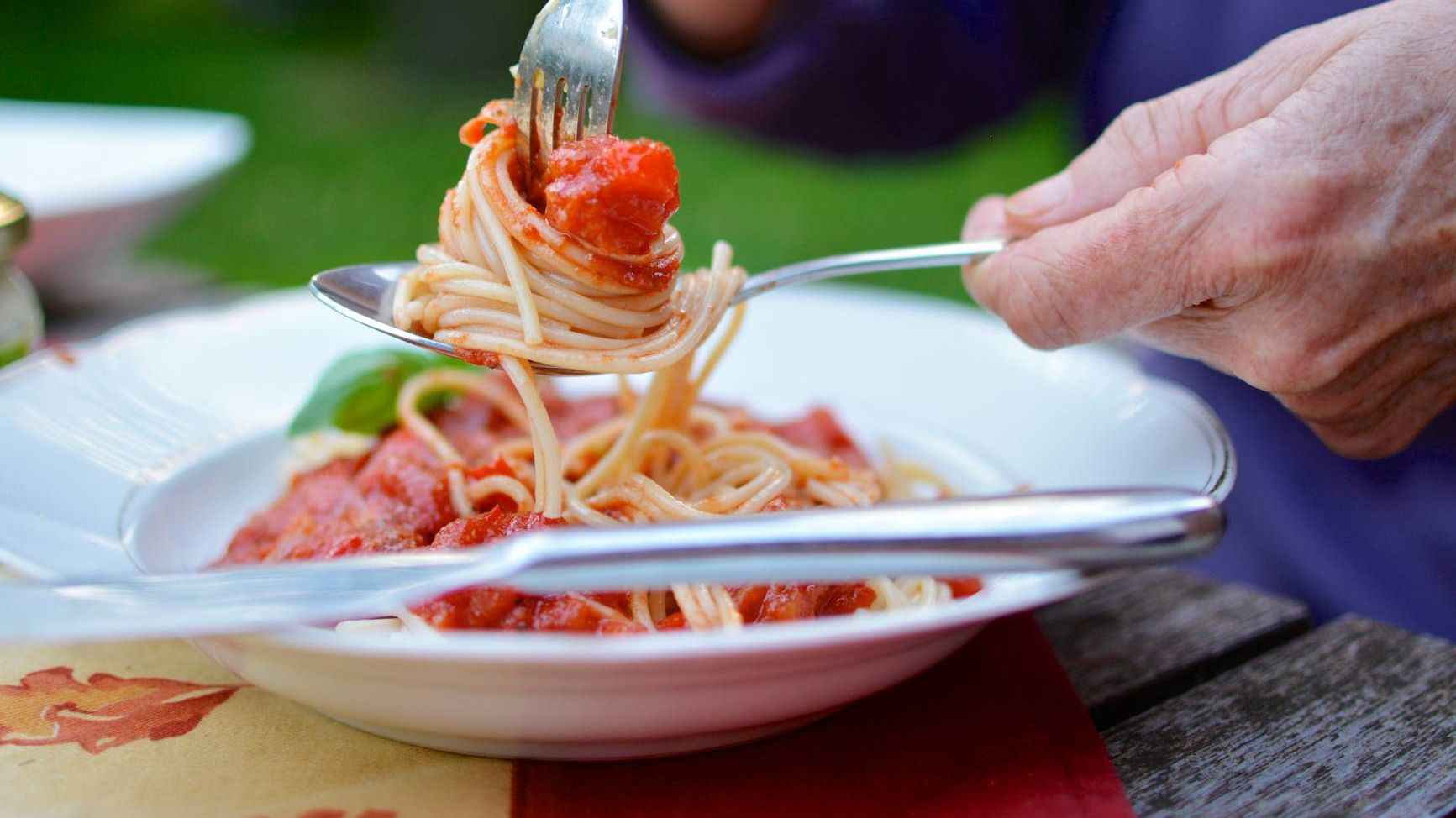 Чи можна пити воду під час їжі