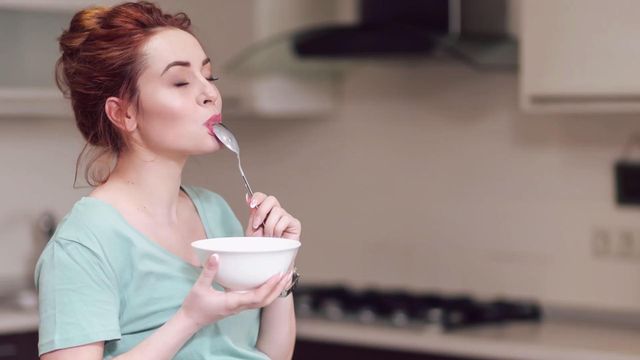 Фахівці радять пити воду протягом усього дня - фото 337334