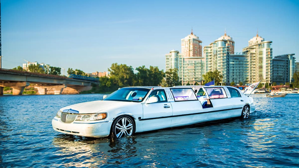 У Києві запустили лімузин, який плаває по річці