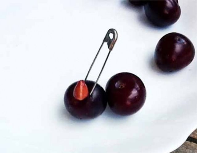 Як легко видалити кісточки з вишень чи черешень: прості лайфхаки - фото 337575