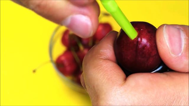 Як легко видалити кісточки з вишень чи черешень: прості лайфхаки - фото 337576