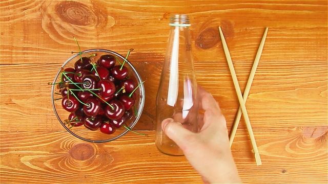 Як легко видалити кісточки з вишень чи черешень: прості лайфхаки - фото 337578