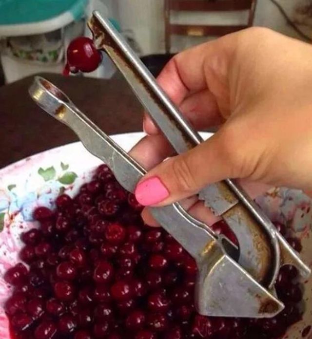 Як легко видалити кісточки з вишень чи черешень: прості лайфхаки - фото 337579