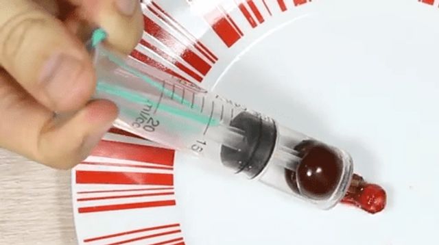 Як легко видалити кісточки з вишень чи черешень: прості лайфхаки - фото 337580