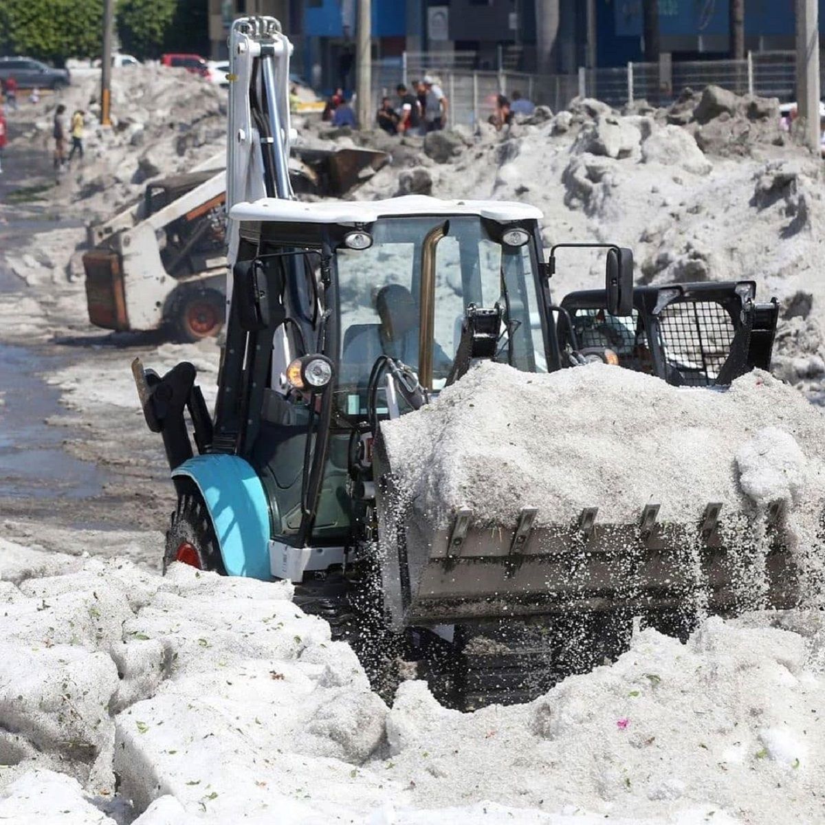Мексиканське місто посеред літа накрив крижаний шторм: відео