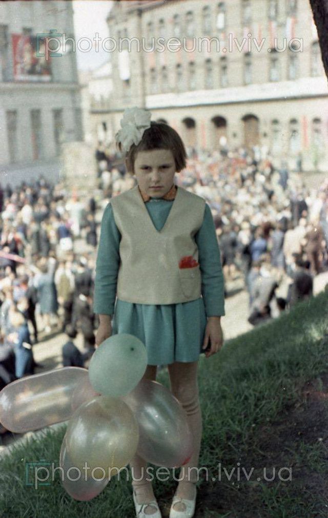 Невідоме фото львівської школярки, яка стала мемом - фото 337756