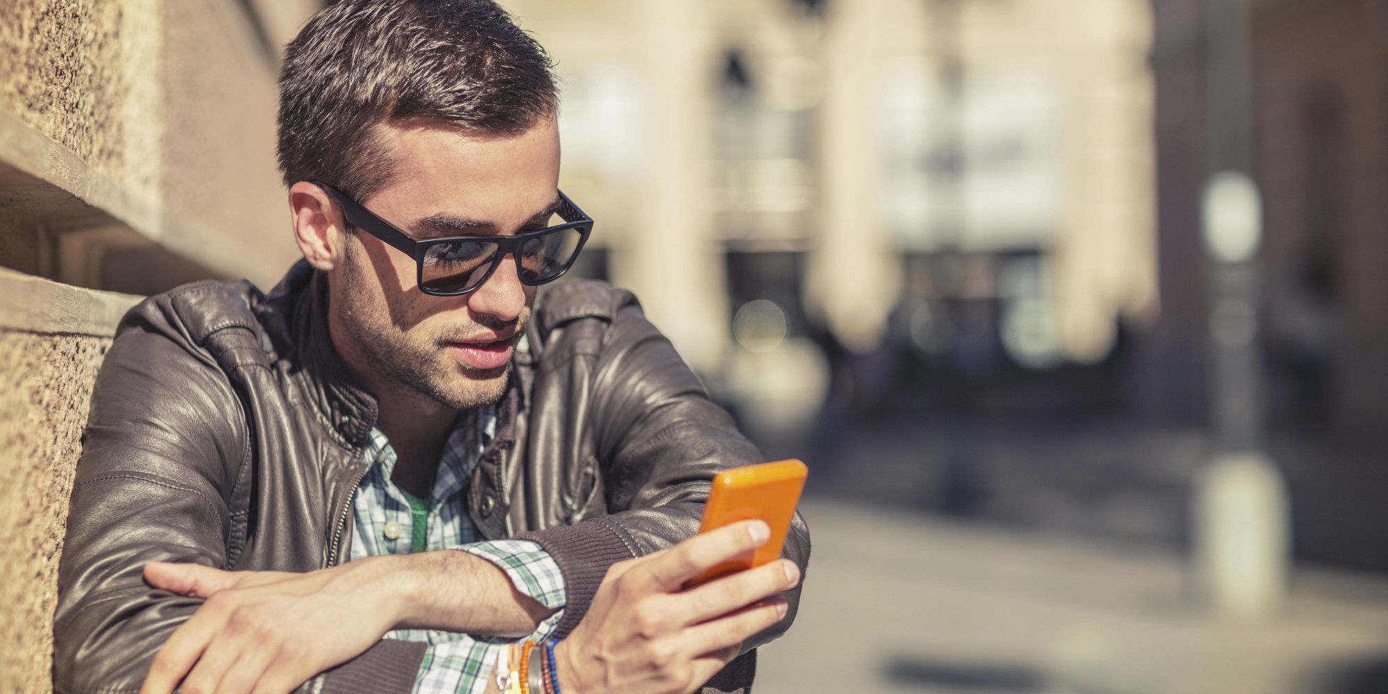 Як смартфони впливають на поставу: пояснення лікарів