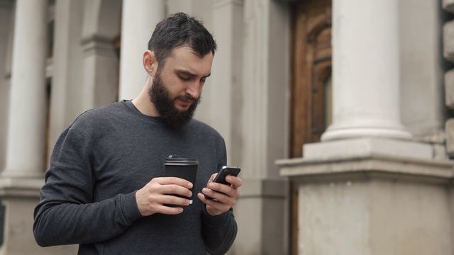 Залипання у смартфоні може стати причиною появи болю в шиї - фото 337818