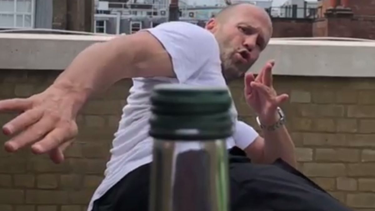 Новий флешмоб вражає мережу: зірки показали найскладніші трюки з пляшками