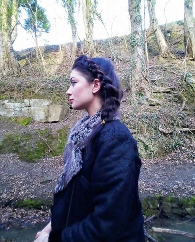 Молода британка стала відьмою, щоб творити добро (фото) - фото 337902