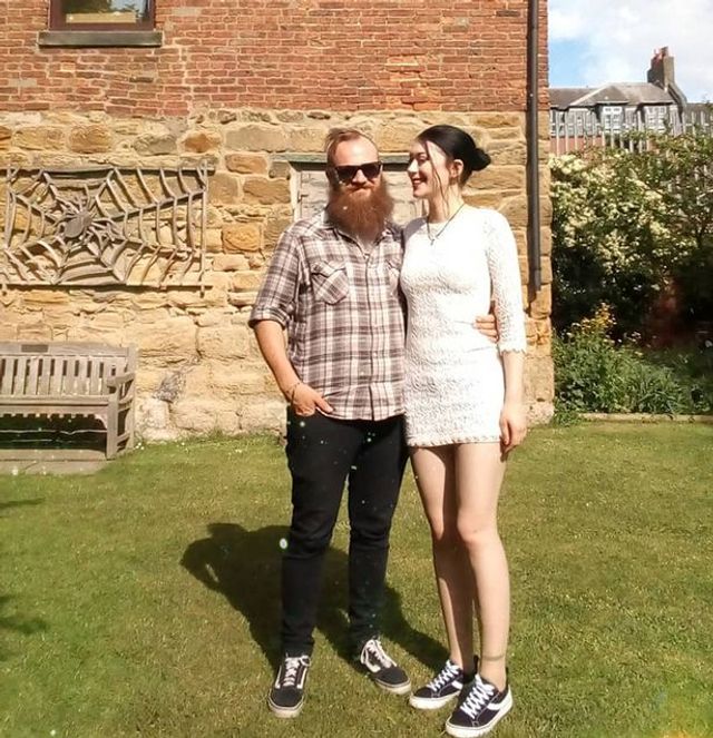 Молода британка стала відьмою, щоб творити добро (фото) - фото 337903