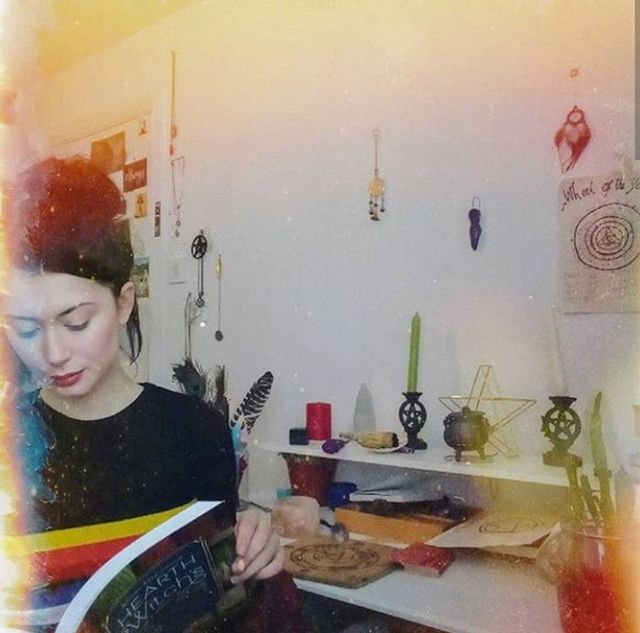 Молода британка стала відьмою, щоб творити добро (фото) - фото 337904