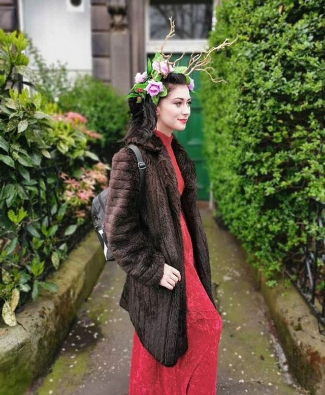 Молода британка стала відьмою, щоб творити добро (фото) - фото 337906