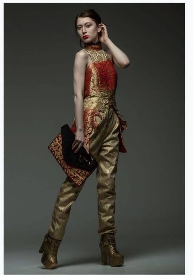 Молода британка стала відьмою, щоб творити добро (фото) - фото 337907