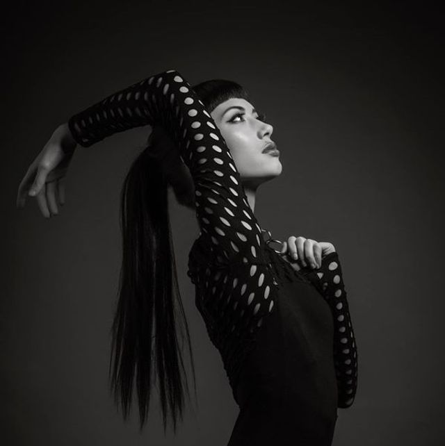 Молода британка стала відьмою, щоб творити добро (фото) - фото 337908