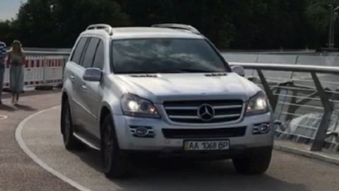 Мережу підірвав штраф водієві Mercedes на скляному мосту в Києві