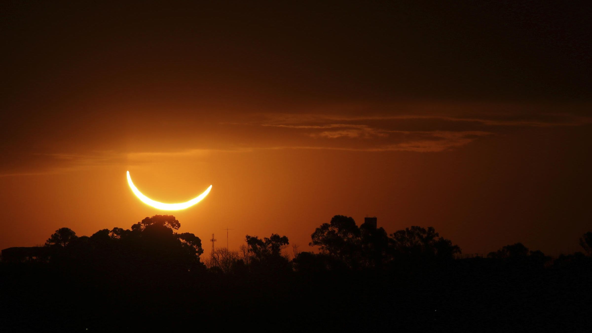 Сонячне затемнення 2019 показали в яскравих знімках