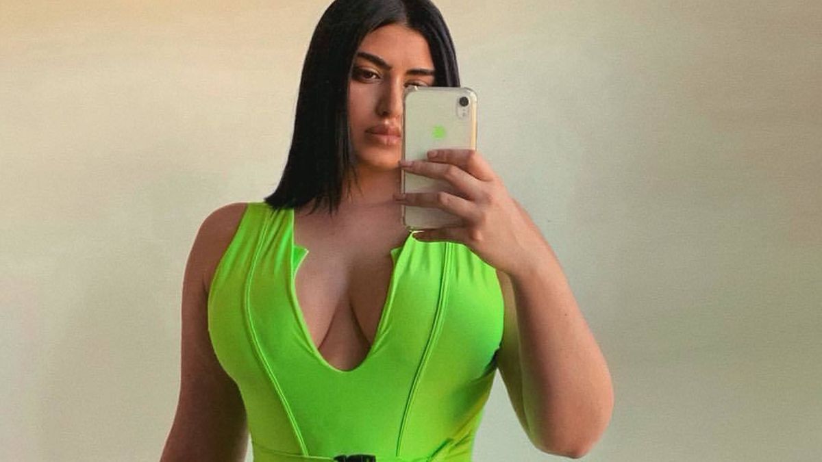 Модель plus size стала популярною, показуючи свої недоліки