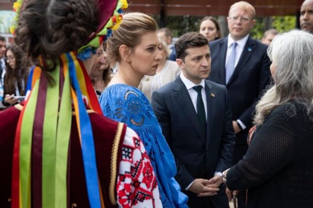 Олена Зеленська вийшла в світ у сукні-вишиванці - фото 338125