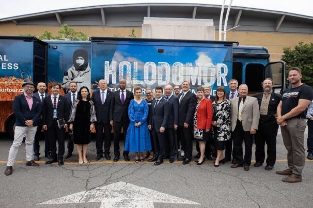 Олена Зеленська вийшла в світ у сукні-вишиванці - фото 338126