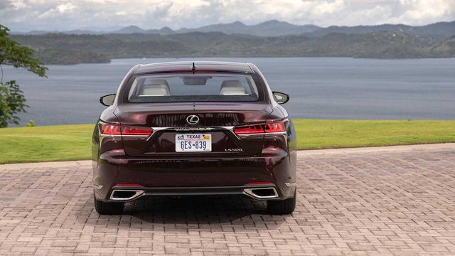 Lexus презентував лімітований седан: унікальне авто - фото 338142