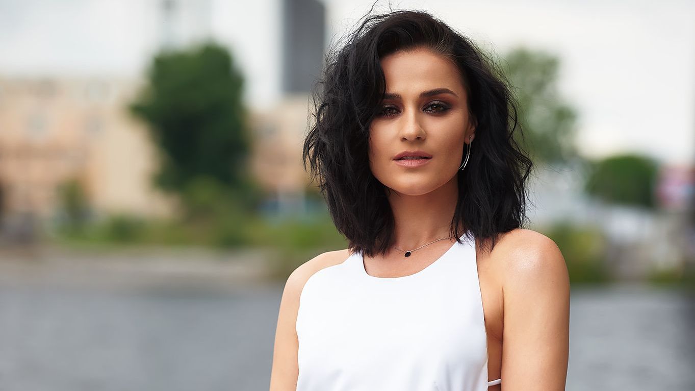 Сексуальна зірка Кварталу 95 спокусливо оголила плечі