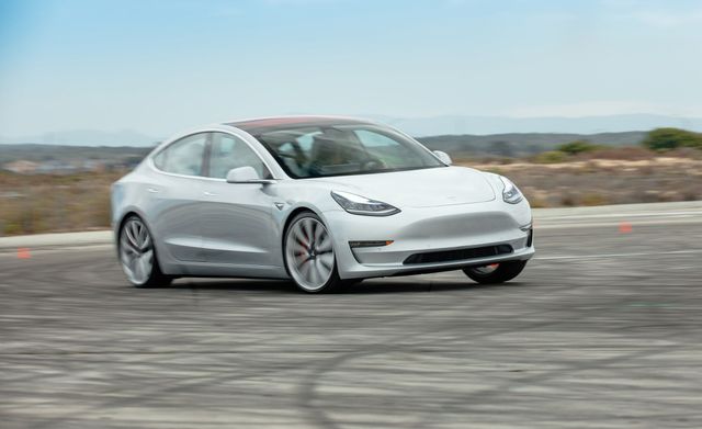 Найбільше продали Tesla Model 3 - фото 338156
