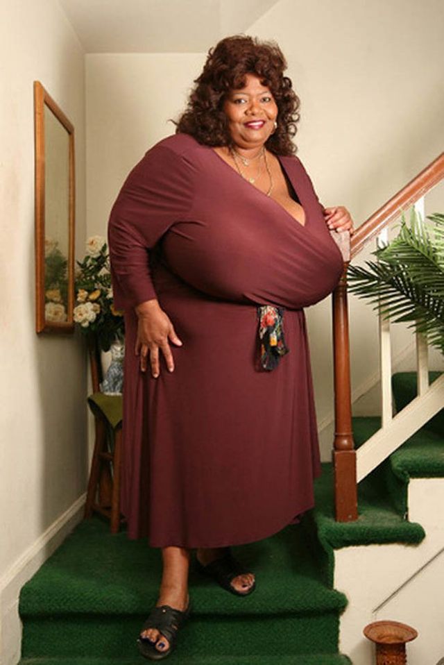 Як виглядають найбільші натуральні груди в світі - фото 338385