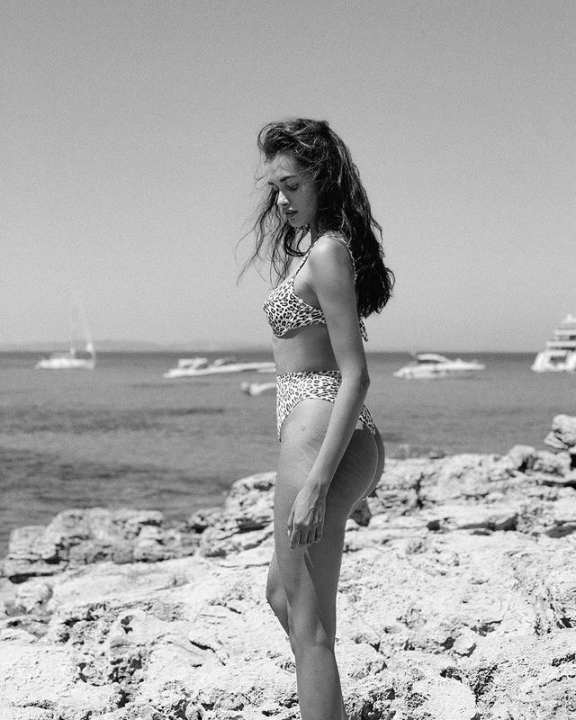 Ангел Victoria's Secret показала реальну фігуру в купальнику - фото 338432