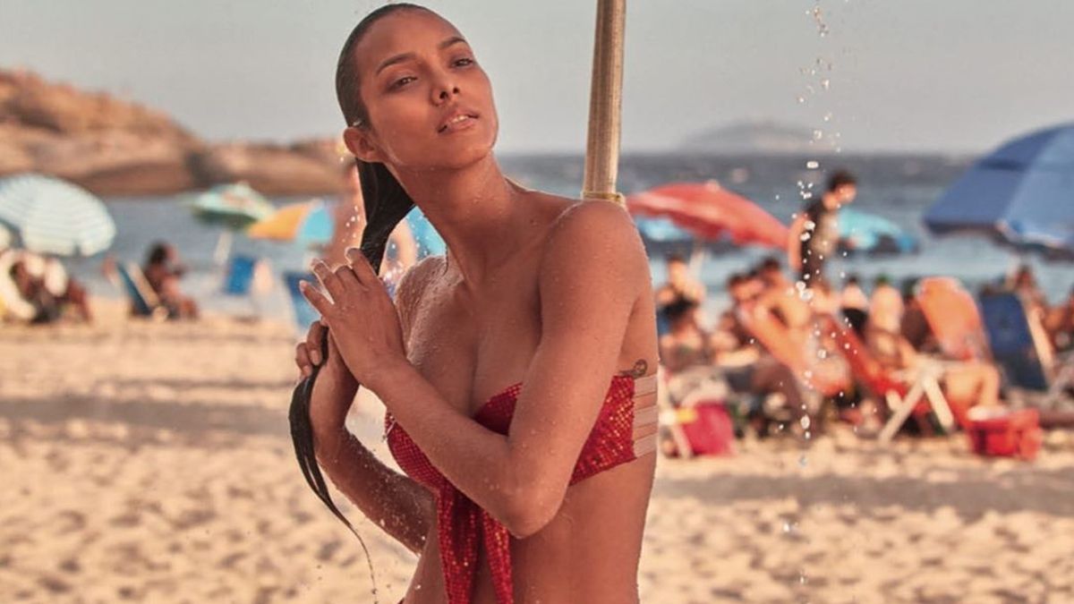 Гаряча супермодель показала заняття фітнесом під водою