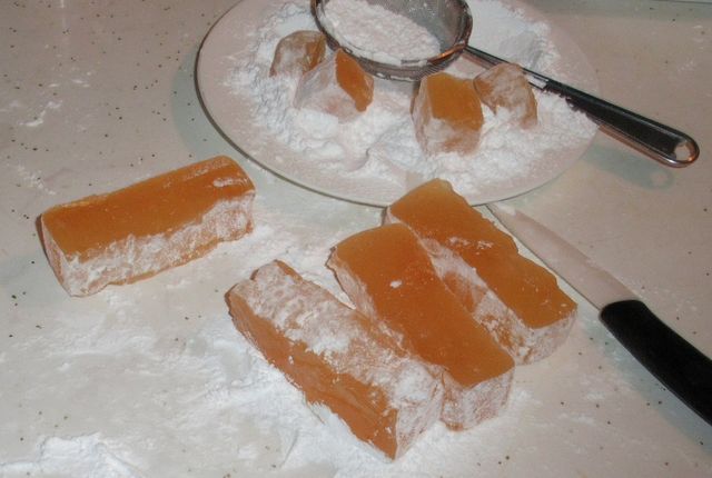 Купа цукерок з нічого: як зробити домашній рахат-лукум - фото 338629