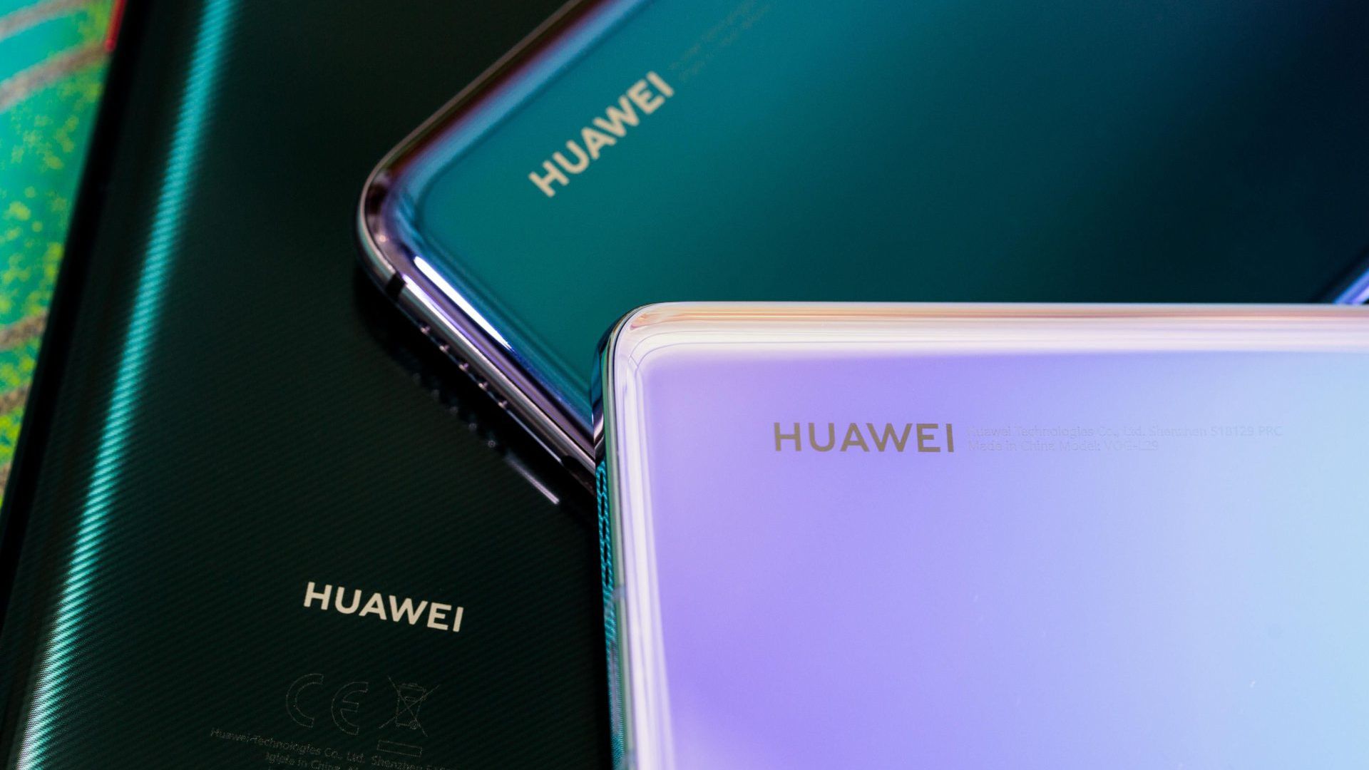 Huawei готує смартфон з підекранною камерою