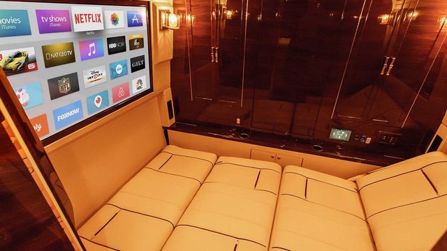 З пікапа зробили розкішний офіс на колесах - фото 338886