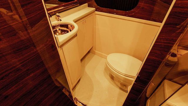 З пікапа зробили розкішний офіс на колесах - фото 338887