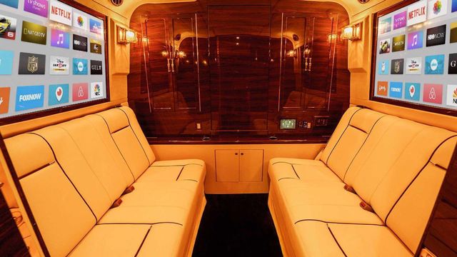 З пікапа зробили розкішний офіс на колесах - фото 338891