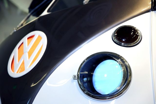 Автомобіль для хіпі: Volkswagen анонсував електробус Type 20 - фото 338937